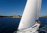 парусная яхта паруса парусная лодка парусная яхта bavaria 46 море голубое небо